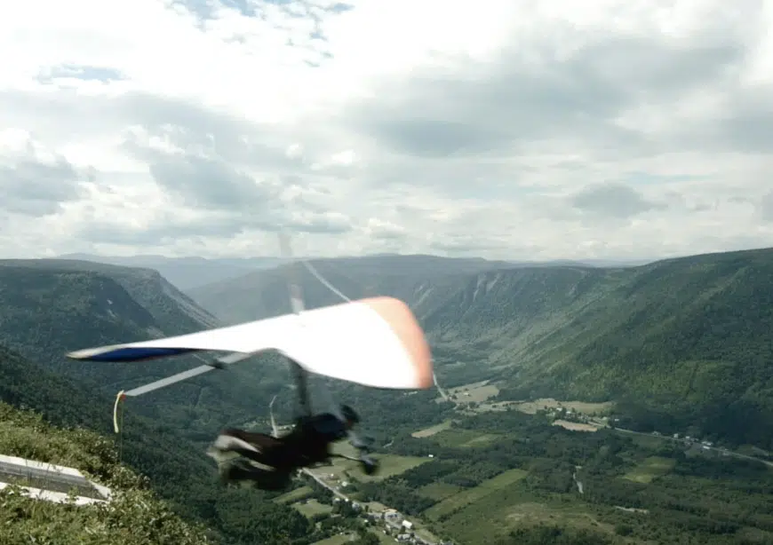 Personne faisant du parapente en Gaspésie