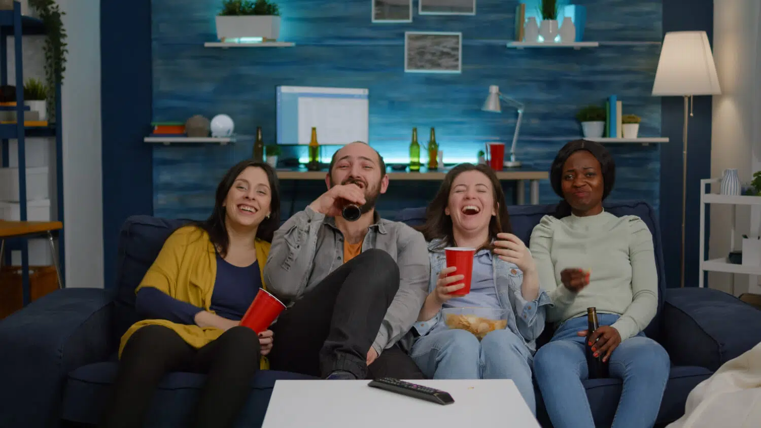 Une audience qui s’amuse devant le résultat final d’un montage vidéo de qualité