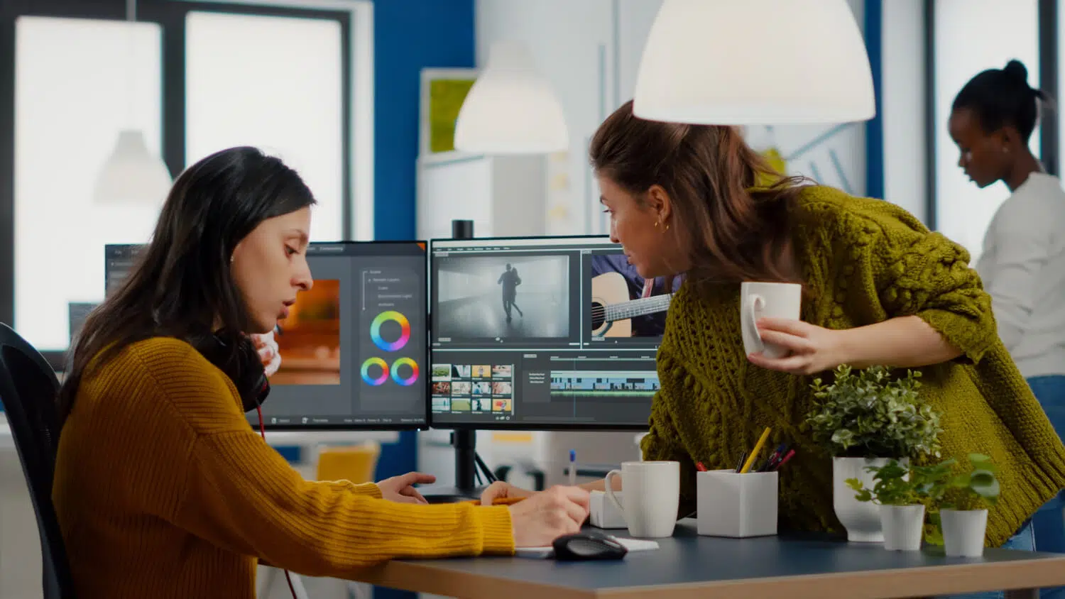 deux éditrices qui discutent le montage d’une vidéo