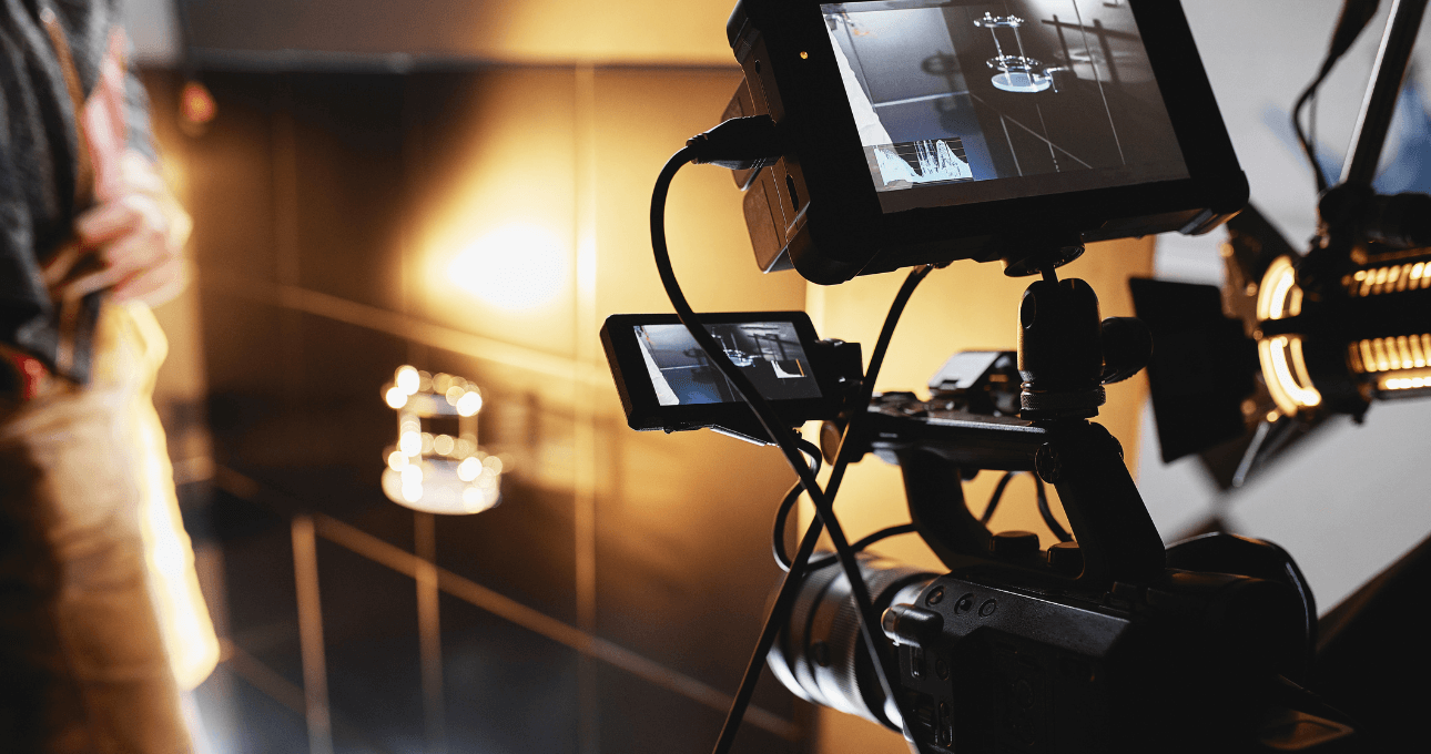 Une caméra de tournage filme une scène avant l'étape de conception graphique