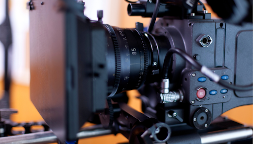 Caméra professionnelle de tournage utilisée pour apprendre comment faire une vidéo de qualité.