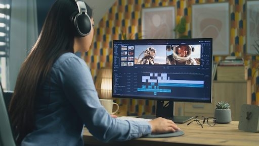 Montage d’une vidéo sur ordinateur avec interface professionnelle par une utilisatrice portant un casque audio