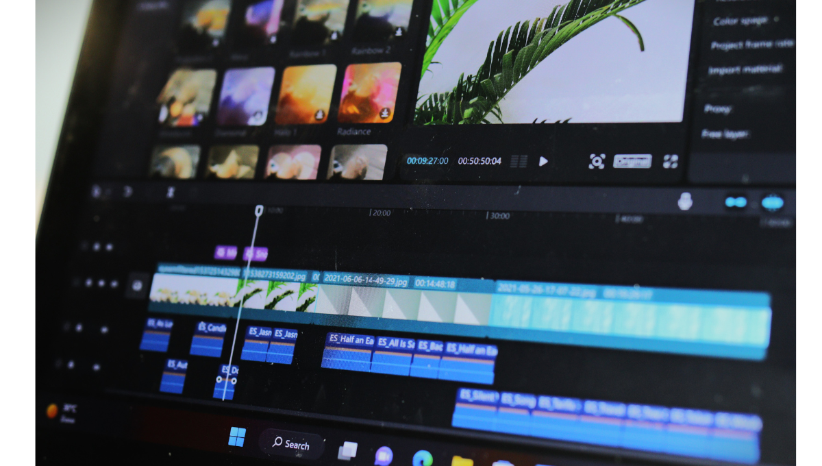 Interface d’un logiciel de montage vidéo affichant une timeline avec séquences, effets et images en cours d’édition